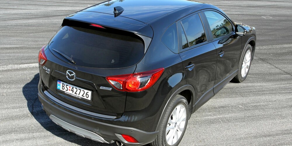 PÅ MOTEN: I sidene har Mazda CX-5 kurver og linjer som ifølge designerne skal få oss til å tenke på et dyr som er klart til angrep. Lignende designgrepet er definitivt på moten i bilindustrien, for du finner det på en mangde nye bilmodeller. FOTO: Petter Handeland PÅ MOTEN: I sidene har Mazda CX-5 kurver og linjer som ifølge designerne skal få oss til å tenke på et dyr som er klart til angrep. Lignende designgrepet er definitivt på moten i bilindustrien, for du finner det på en mangde nye bilmodeller. FOTO: Petter Handeland