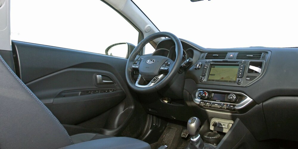 KVALITETSFØLELSE: Dashbord og førermiljø holder en høy standard opp mot småbilfavoritter som VW Polo og Toyota Yaris. KVALITETSFØLELSE: Dashbord og førermiljø holder en høy standard opp mot småbilfavoritter som VW Polo og Toyota Yaris.