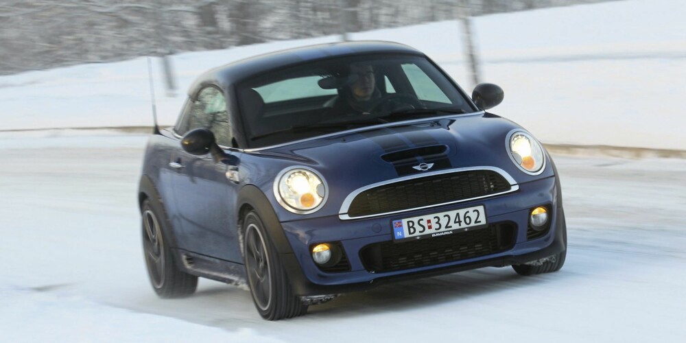 LIVLIG: Vinterføre er ikke det beste Mini Coupe Cooper S vet om. Den vifter både med fronten og hekken, og lengter mest etter tørr asfalt under brede sommerdekk. LIVLIG: Vinterføre er ikke det beste Mini Coupe Cooper S vet om. Den vifter både med fronten og hekken, og lengter mest etter tørr asfalt under brede sommerdekk.