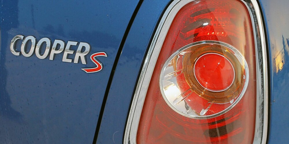 S FOR SUPERRASK: Bak Cooper S-merket skjuler det seg en råsprek og aldeles nydelig bensinturbo med 184 hk. Hold på hatten... S FOR SUPERRASK: Bak Cooper S-merket skjuler det seg en råsprek og aldeles nydelig bensinturbo med 184 hk. Hold på hatten...