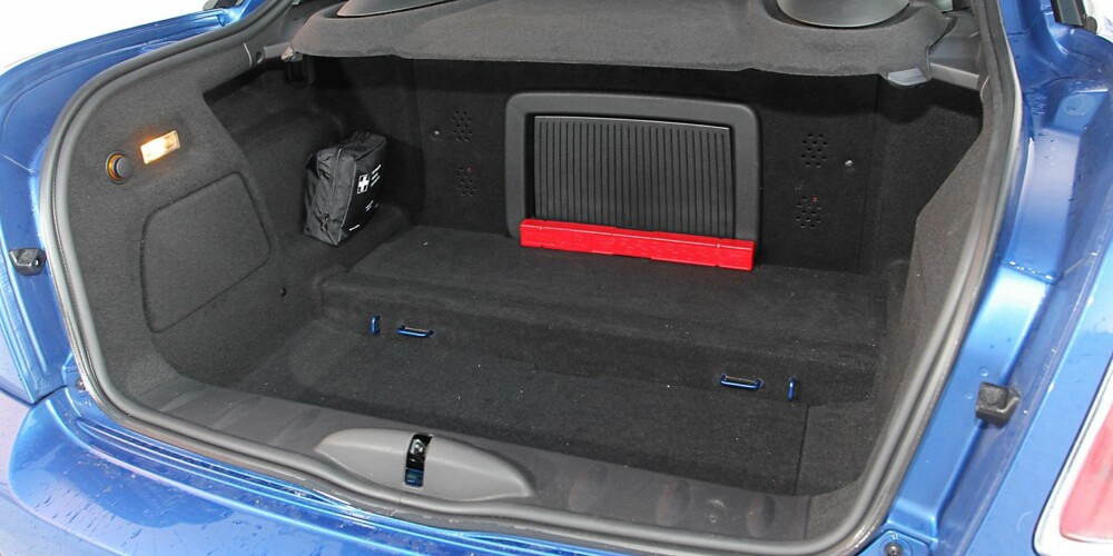 HOLDER FOR TO: Med 280 liter har Mini Coupe Cooper S et greit bagasjerom for biltypen. Men praktisk blir den aldri. HOLDER FOR TO: Med 280 liter har Mini Coupe Cooper S et greit bagasjerom for biltypen. Men praktisk blir den aldri.