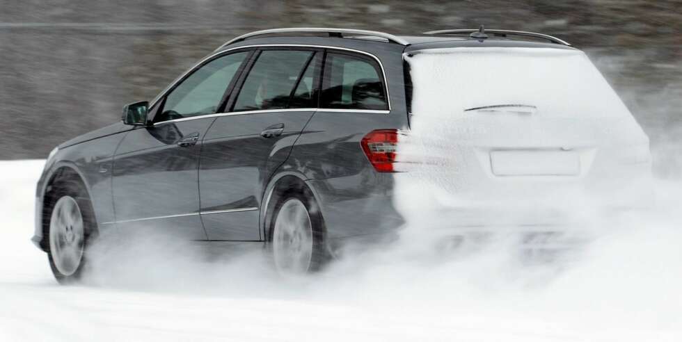 TUNGE FORMER: En Mercedes E-klasse skal romme mye, det hører med til oppskriften for modellen. Derfor er linjene rette og hekken stor. FOTO: Egil Nordlien, HM Foto TUNGE FORMER: En Mercedes E-klasse skal romme mye, det hører med til oppskriften for modellen. Derfor er linjene rette og hekken stor. FOTO: Egil Nordlien, HM Foto