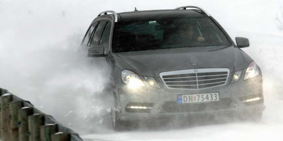 TEST MEG! I tøft vintervær er det som om bilen ber om prøvelser. En snøskavl midt i veien tygger den i seg og spytter ut til siden, nesten uten at det merkes. FOTO: Egil Nordlien, HM Foto TEST MEG! I tøft vintervær er det som om bilen ber om prøvelser. En snøskavl midt i veien tygger den i seg og spytter ut til siden, nesten uten at det merkes. FOTO: Egil Nordlien, HM Foto