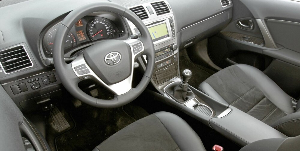 FEIL VERSJON: Dette bildet er fra en dyrere versjon, men gir en pekepinn på hvordan nye Avensis ser ut på innsiden. Kun enkelte materialvalg skiller denne fra testbilen. FEIL VERSJON: Dette bildet er fra en dyrere versjon, men gir en pekepinn på hvordan nye Avensis ser ut på innsiden. Kun enkelte materialvalg skiller denne fra testbilen.
