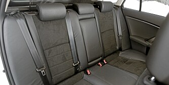 BAKSETET: God komfort og plass, men forholdsvis kraftig stigende vinduslinje bakover på bilen har to ulemper. Små barn har dårlig sikt ut av sidevinduene, og sikten bakover for sjåføren lider BAKSETET: God komfort og plass, men forholdsvis kraftig stigende vinduslinje bakover på bilen har to ulemper. Små barn har dårlig sikt ut av sidevinduene, og sikten bakover for sjåføren lider
