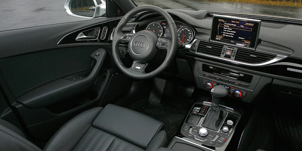 SOBERT: Førermiljøet i en påkostet Audi A6 Avant gir en solid luksusfølelse. SOBERT: Førermiljøet i en påkostet Audi A6 Avant gir en solid luksusfølelse.