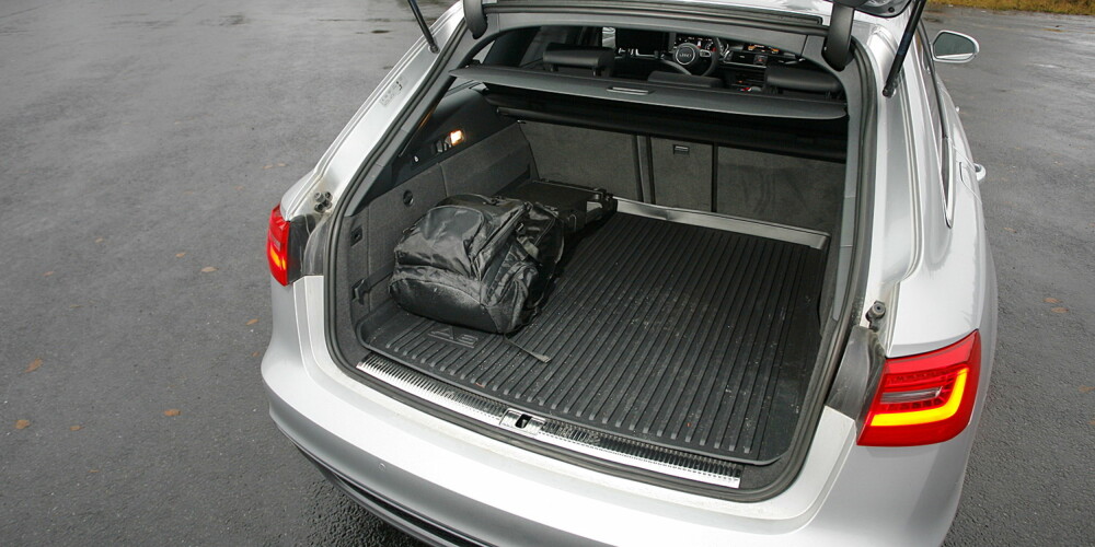 STOR NOK: Bagasjerommet tar fra 565 til 1680 liter. Med stor bakseteplass blir nye Audi A6 Avant en eksklusiv familiebil. STOR NOK: Bagasjerommet tar fra 565 til 1680 liter. Med stor bakseteplass blir nye Audi A6 Avant en eksklusiv familiebil.