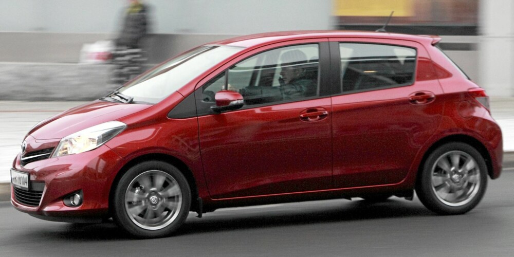 KJØRER SELV: Med trinnløs automat er Toyota Yaris svært lettkjørt. Størrelsen gjør den enkel å parkere og håndtere der det er trangt. KJØRER SELV: Med trinnløs automat er Toyota Yaris svært lettkjørt. Størrelsen gjør den enkel å parkere og håndtere der det er trangt.