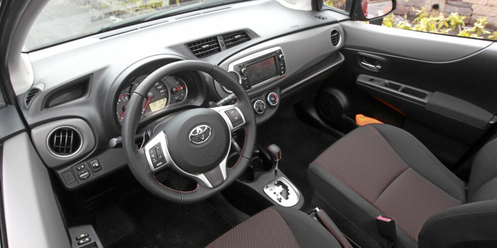 KOMFORTABEL: Toyota Yaris er mer voksen på veien enn størrelsen skulle tyde på. Et smidig understell er noe av grunnen. KOMFORTABEL: Toyota Yaris er mer voksen på veien enn størrelsen skulle tyde på. Et smidig understell er noe av grunnen.