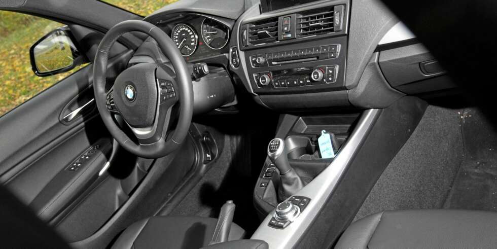TYPISK BMW: Innredningen er nøktern og av veldig god kvalitet. Sportsseter anbefales (vanlige seter i testbilen). TYPISK BMW: Innredningen er nøktern og av veldig god kvalitet. Sportsseter anbefales (vanlige seter i testbilen).