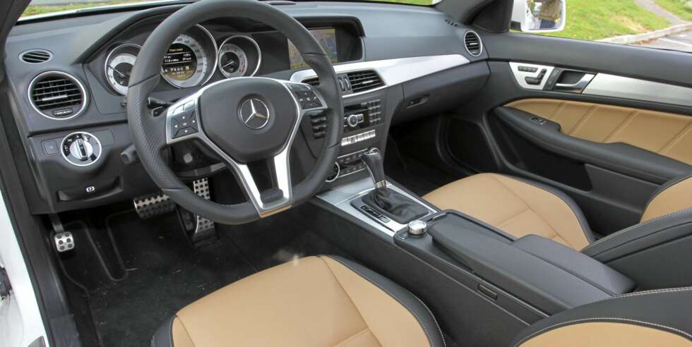 FORSEGGJORT: En påkostet Mercedes C Coupé er både solid og lekker innvendig. FOTO: Terje Bjørnsen FORSEGGJORT: En påkostet Mercedes C Coupé er både solid og lekker innvendig. FOTO: Terje Bjørnsen