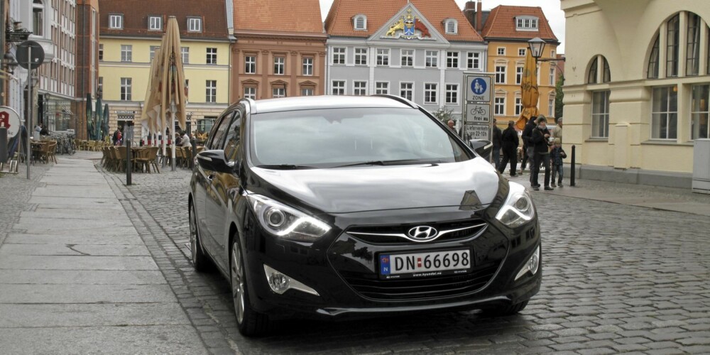 LAND OG STRAND: Her har Hyundai i40 brakt oss til Stralsund i Tyskland. I alt er bilen kjørt 6200 kilometer i denne langtesten, og gjennomsnittsforbruket er 0,66 l/mil. FOTO: Øyvind Jakobsen LAND OG STRAND: Her har Hyundai i40 brakt oss til Stralsund i Tyskland. I alt er bilen kjørt 6200 kilometer i denne langtesten, og gjennomsnittsforbruket er 0,66 l/mil. FOTO: Øyvind Jakobsen