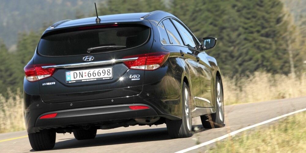 TAR SEG UT: Mange har sendt lange blikk etter Hyundai i40 i testperioden. Omtrent like mange er overrasket over at bilen de ser etter, er en Hyundai. For den ser jo så bra ut! FOTO: Egil Nordlien, HM Foto TAR SEG UT: Mange har sendt lange blikk etter Hyundai i40 i testperioden. Omtrent like mange er overrasket over at bilen de ser etter, er en Hyundai. For den ser jo så bra ut! FOTO: Egil Nordlien, HM Foto