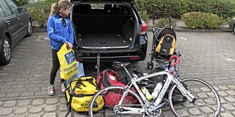 ALT SKAL INN: To voksne, tre barn, feriebagasje for ei uke og barnetrille og racersykkel i tillegg. FOTO: Øyvind Jakobsen ALT SKAL INN: To voksne, tre barn, feriebagasje for ei uke og barnetrille og racersykkel i tillegg. FOTO: Øyvind Jakobsen