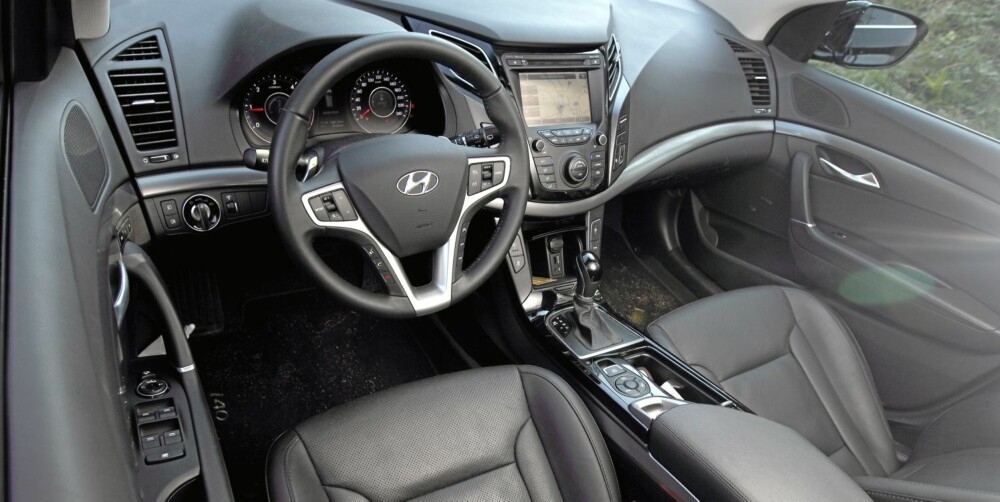 ALT INKLUDERT: En Hyundai i40 i Premium-versjon er fullstappet med utstyr. Skinn, stor navi-/infoskjerm, stort soltak (testbilen manglet dette på grunn av tidlig produksjonsnummer), elektrisk seteinnstilling med minne, varme i rattet - den har kort sagt alt. Med automatgir koster den 413.000 kroner, og det er en svært konkurransedyktig pris. FOTO: Egil Nordlien, HM Foto ALT INKLUDERT: En Hyundai i40 i Premium-versjon er fullstappet med utstyr. Skinn, stor navi-/infoskjerm, stort soltak (testbilen manglet dette på grunn av tidlig produksjonsnummer), elektrisk seteinnstilling med minne, varme i rattet - den har kort sagt alt. Med automatgir koster den 413.000 kroner, og det er en svært konkurransedyktig pris. FOTO: Egil Nordlien, HM Foto