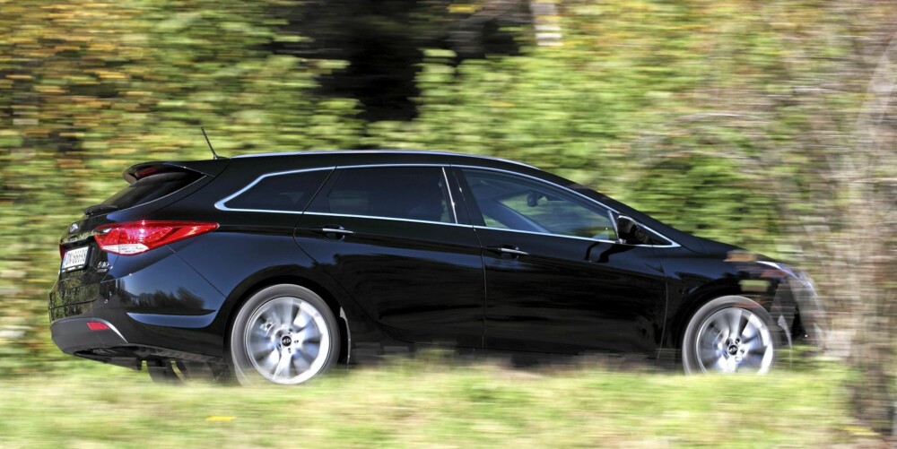 KJØREGLEDE: Hyundai i40 er merkets klart beste bil når det gjelder kjøreopplevelse. En direkte styrefølelse og passe fast understellsoppsett gjør bilen morsom å kjøre aktivt med. FOTO: Egil Nordlien, HM Foto KJØREGLEDE: Hyundai i40 er merkets klart beste bil når det gjelder kjøreopplevelse. En direkte styrefølelse og passe fast understellsoppsett gjør bilen morsom å kjøre aktivt med. FOTO: Egil Nordlien, HM Foto