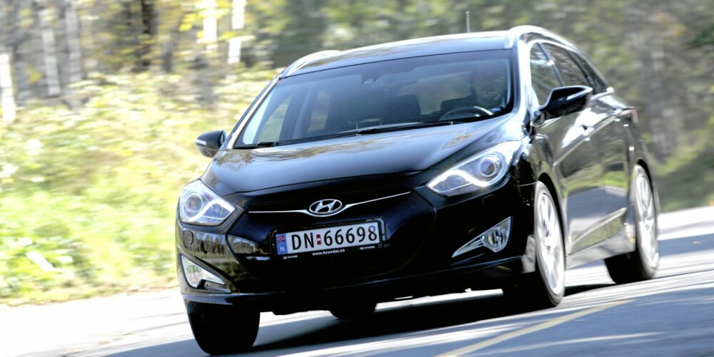 SE OPP: Vi savnet aldri biler som Passat og Mondeo mens vi kjørte Hyundai i40. Bilen er et tydelig varsel om at det koreanske merket er klar for å ta enda et steg opp og fram. FOTO: Egil Nordlien, HM Foto SE OPP: Vi savnet aldri biler som Passat og Mondeo mens vi kjørte Hyundai i40. Bilen er et tydelig varsel om at det koreanske merket er klar for å ta enda et steg opp og fram. FOTO: Egil Nordlien, HM Foto