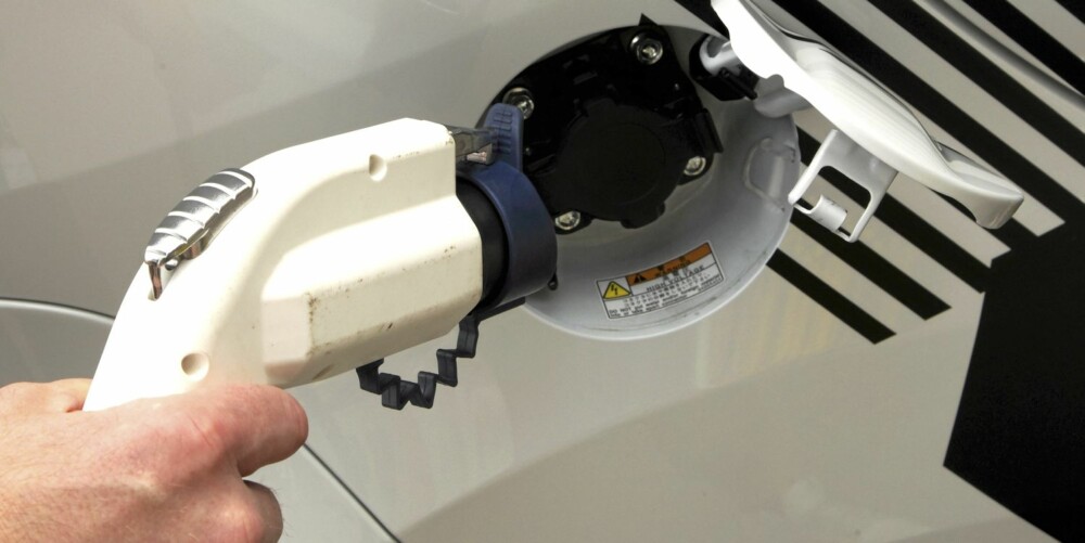 FULL TANK 20 KR: Kobler du bilens lader til støpselet hjemme i veggen, koster full tank med strøm rundt 20 kroner. FULL TANK 20 KR: Kobler du bilens lader til støpselet hjemme i veggen, koster full tank med strøm rundt 20 kroner.