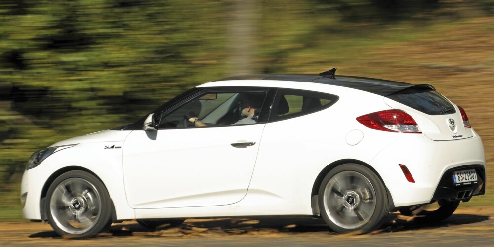 BARE ÉN: På sjåførsida har Hyundai Veloster bare ei dør. Det lave, glassdekte taket går over i en bred hekk. Store hjul hører med. FOTO: Egil Nordlien, HM Foto BARE ÉN: På sjåførsida har Hyundai Veloster bare ei dør. Det lave, glassdekte taket går over i en bred hekk. Store hjul hører med. FOTO: Egil Nordlien, HM Foto