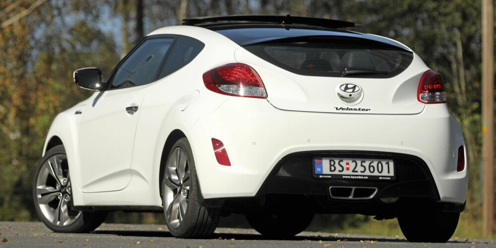 PENT SYNSBEDRAG: Bakfra ser Hyundai Veloster ut som en bil som kan kjøre fra det aller meste. Det kan den ikke. FOTO: Egil Nordlien, HM Foto PENT SYNSBEDRAG: Bakfra ser Hyundai Veloster ut som en bil som kan kjøre fra det aller meste. Det kan den ikke. FOTO: Egil Nordlien, HM Foto