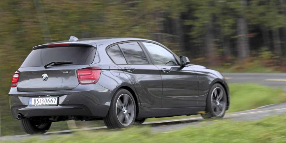 EKTE VARE: Selv om BMW 116d er den minste og rimeligste BMW-modellen, er kjørefølelse og -egenskaper i god BMW-ånd. EKTE VARE: Selv om BMW 116d er den minste og rimeligste BMW-modellen, er kjørefølelse og -egenskaper i god BMW-ånd.