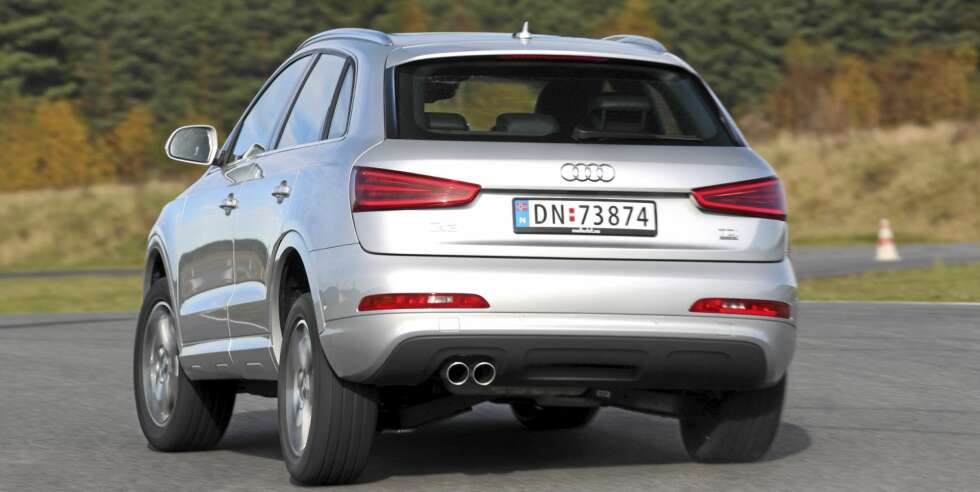 KRENGER: Når Audi Q3 settes under press, krenger og understyrer den klart mer enn de beste bilene i den vesle klassen for kompakte status-SUV-er. FOTO: Egil Nordlien, HM Foto KRENGER: Når Audi Q3 settes under press, krenger og understyrer den klart mer enn de beste bilene i den vesle klassen for kompakte status-SUV-er. FOTO: Egil Nordlien, HM Foto