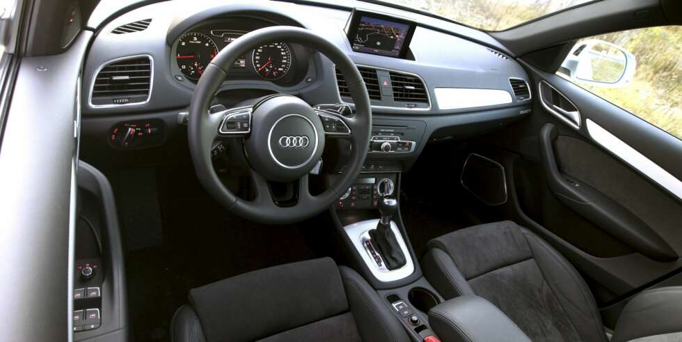 PENT, MEN TRANGT: Instrumentbetjeningen er på typisk Audi-vis enkel og gjennomtenkt. Plassforholdene imponerer ikke. FOTO: Egil Nordlien, HM Foto PENT, MEN TRANGT: Instrumentbetjeningen er på typisk Audi-vis enkel og gjennomtenkt. Plassforholdene imponerer ikke. FOTO: Egil Nordlien, HM Foto