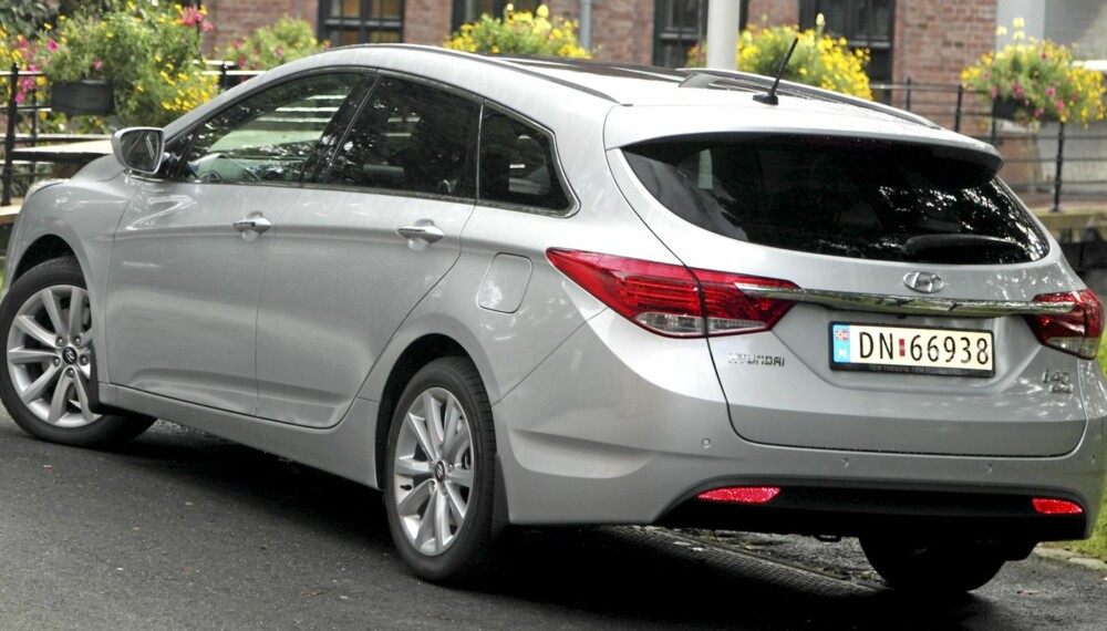 VELDREID: Hyundai i40 ser lavere og bredere ut enn den faktisk er. Designknepet er stigende linjer i bilens sider sammen med en fallende taklinje. Ulempen er dårlig sikt bakover for sjåføren. VELDREID: Hyundai i40 ser lavere og bredere ut enn den faktisk er. Designknepet er stigende linjer i bilens sider sammen med en fallende taklinje. Ulempen er dårlig sikt bakover for sjåføren.