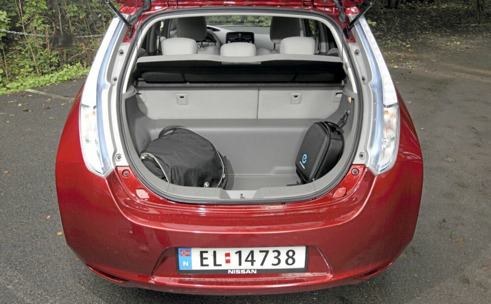 330 LITER: Bagasjerommet er stort nok for det meste Nissan Leaf normalt vil bli brukt til. Batteriene skaper en kant om du legger ned seteryggen. 330 LITER: Bagasjerommet er stort nok for det meste Nissan Leaf normalt vil bli brukt til. Batteriene skaper en kant om du legger ned seteryggen.