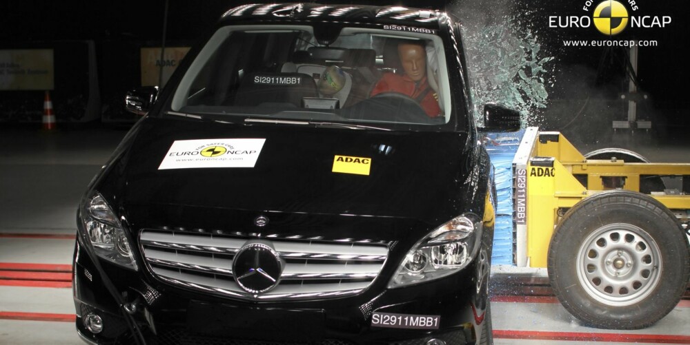 SIKKERHET: Mercedes B-klasse oppnådd det beste testresultatet i klassen for små flerbruksbiler i EuroNCAPs kollisjonstester. SIKKERHET: Mercedes B-klasse oppnådd det beste testresultatet i klassen for små flerbruksbiler i EuroNCAPs kollisjonstester.