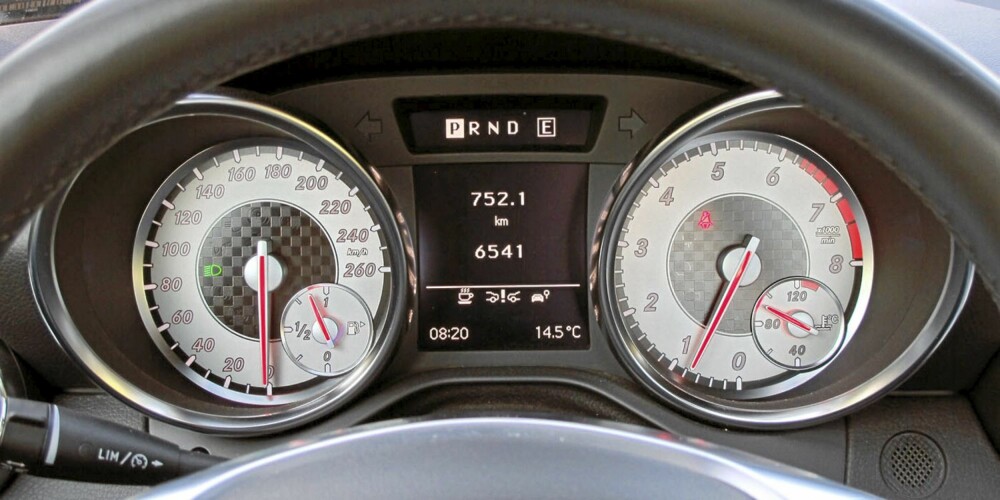 GODE YTELSER: Selv det minste motoralternativet gir SLK gode ytelser. Den er raskere enn BMW Z4 sDrivei23, men det lønner seg å bruke den manuelle innstillingen på girkassa. GODE YTELSER: Selv det minste motoralternativet gir SLK gode ytelser. Den er raskere enn BMW Z4 sDrivei23, men det lønner seg å bruke den manuelle innstillingen på girkassa.