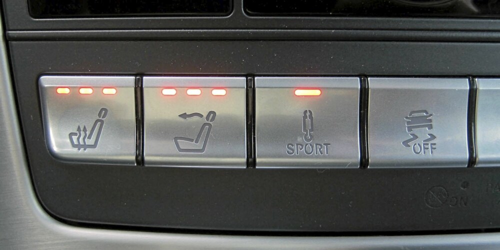 LUFTSKJERF: En av tingene som man setter pris på når det blir småkjølig er det Mercedes kaller AirScarf. Denne funksjonen blåser varm luft ut av nakkestøttene. LUFTSKJERF: En av tingene som man setter pris på når det blir småkjølig er det Mercedes kaller AirScarf. Denne funksjonen blåser varm luft ut av nakkestøttene.