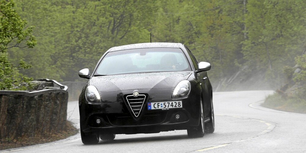 KJØREFAVORITT: Selv med liten motor er kjørefølelsen slik den skal være i en Alfa Romeo KJØREFAVORITT: Selv med liten motor er kjørefølelsen slik den skal være i en Alfa Romeo