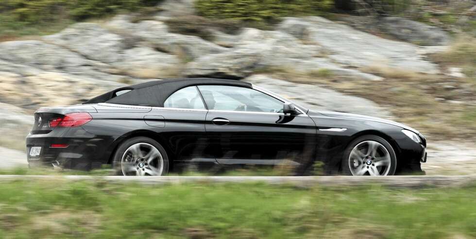 TETT TAK: Selvsagt holder stofftaket i en dyr BMW regnet ute, men det blir også stille i kupeen når taket er på. FOTO: Egil Nordlien, HM Foto TETT TAK: Selvsagt holder stofftaket i en dyr BMW regnet ute, men det blir også stille i kupeen når taket er på. FOTO: Egil Nordlien, HM Foto