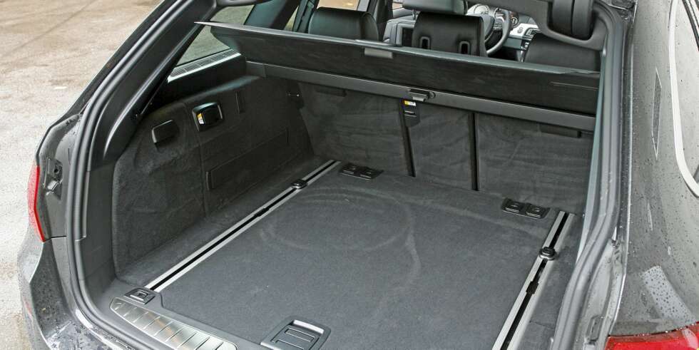 PLASS NOK: Vi har sett dem større, men bagasjerommet i BMW 5-serie Touring klarer seg bra. PLASS NOK: Vi har sett dem større, men bagasjerommet i BMW 5-serie Touring klarer seg bra.