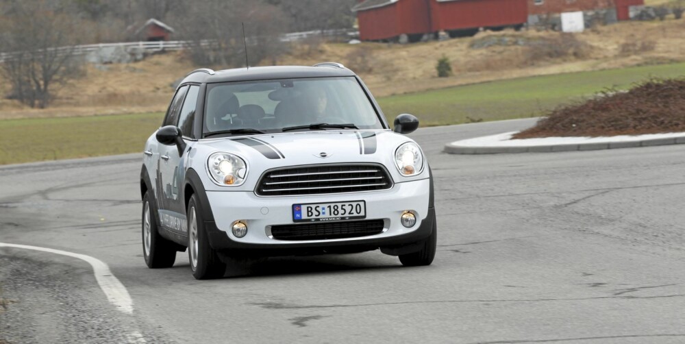 BYJEEP: Bakkeklaringen er ikke særlig høyere enn i en vanlig personbil. Mini Countryman er ingen offroader. BYJEEP: Bakkeklaringen er ikke særlig høyere enn i en vanlig personbil. Mini Countryman er ingen offroader.