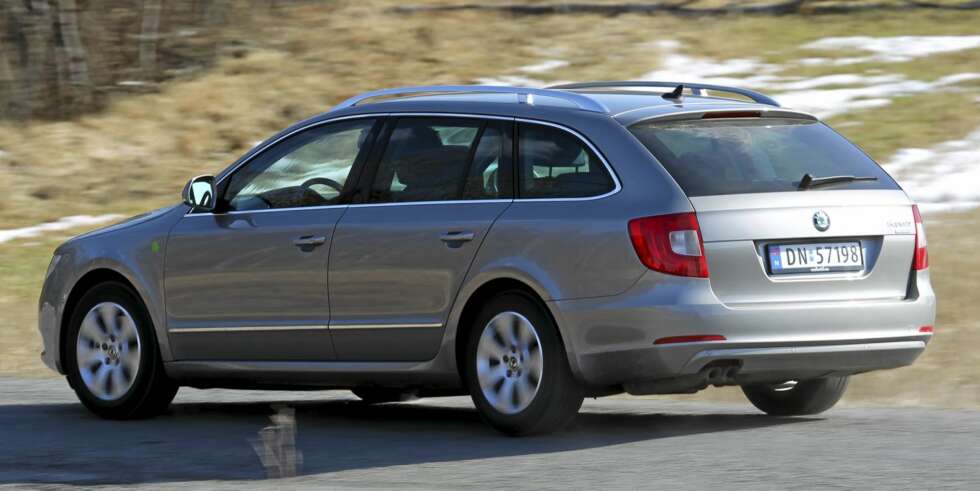 STOR BAK: Fronten er kort, mens kupeen er stor. Det er Skoda Superbs fornuftsoppskrift. FOTO: Terje Bjørnsen STOR BAK: Fronten er kort, mens kupeen er stor. Det er Skoda Superbs fornuftsoppskrift. FOTO: Terje Bjørnsen