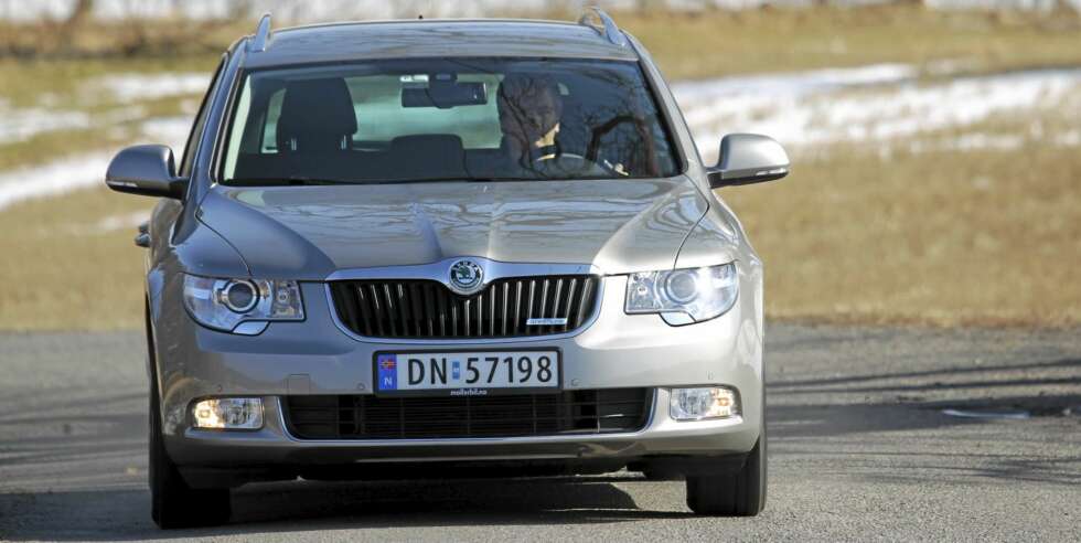 KONSERVATIV: Formene er ikke oppsiktsvekkende på Skoda Superb. Den lar de indre kvalitetene tale i stedet. FOTO: Terje Bjørnsen KONSERVATIV: Formene er ikke oppsiktsvekkende på Skoda Superb. Den lar de indre kvalitetene tale i stedet. FOTO: Terje Bjørnsen