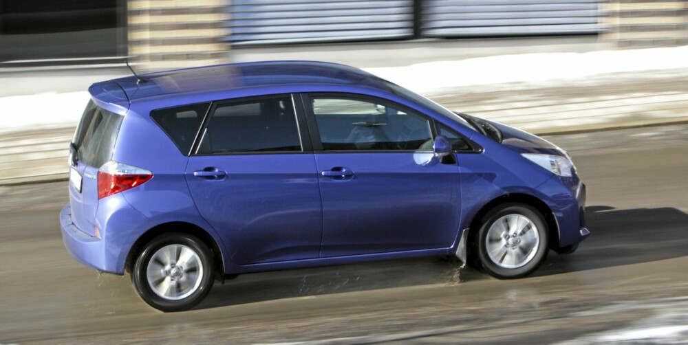 MER MODERNE: Verso S har et tøffere designspråk enn forgjengeren Yaris Verso. Vi liker den. MER MODERNE: Verso S har et tøffere designspråk enn forgjengeren Yaris Verso. Vi liker den.