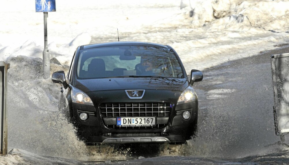 KJØRER BRA: Peugeot 3008 har gode kjøreegenskaper, og står ikke tilbake for de lavere kompaktbilene. KJØRER BRA: Peugeot 3008 har gode kjøreegenskaper, og står ikke tilbake for de lavere kompaktbilene.