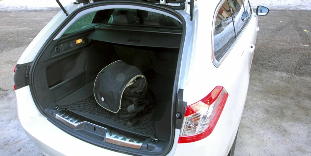 IKKE STØRST: Peugeot oppgir gode 560 liter som bagasjeromsvolum, men tommestokken vår viser at enkelte konkurrenter er større helt bakerst. FOTO: Egil Nordlien, HM Foto IKKE STØRST: Peugeot oppgir gode 560 liter som bagasjeromsvolum, men tommestokken vår viser at enkelte konkurrenter er større helt bakerst. FOTO: Egil Nordlien, HM Foto