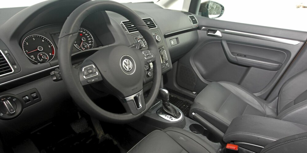 TYPISK TYSK: Interiøret har en god kvalitetsfølelse, og skiller seg ikke mye fra andre VW-modeller. TYPISK TYSK: Interiøret har en god kvalitetsfølelse, og skiller seg ikke mye fra andre VW-modeller.
