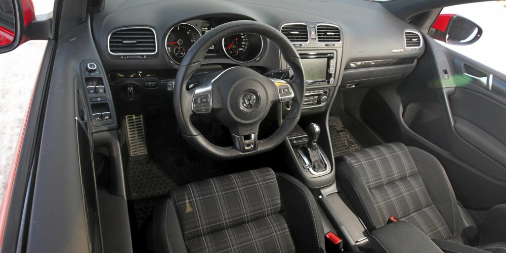 Interiøret har god kvalitetsfølelse og VW Golf GTD har noen små attributter som skiller den fra standard VW Golf. Interiøret har god kvalitetsfølelse og VW Golf GTD har noen små attributter som skiller den fra standard VW Golf.