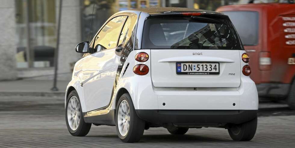 OPPSIKT: Mange vil slå av et ord med en Smart-sjåfør. Bilen vekker nysgjerrighet. OPPSIKT: Mange vil slå av et ord med en Smart-sjåfør. Bilen vekker nysgjerrighet.