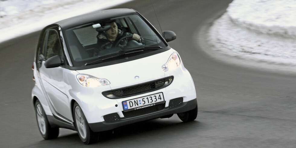 BANKER FORDOMMER: På landeveien gjør Smart Fortwo en langt bedre figur enn vi hadde ventet. BANKER FORDOMMER: På landeveien gjør Smart Fortwo en langt bedre figur enn vi hadde ventet.