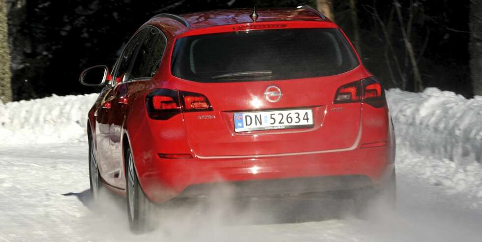 STOR: Med en lengde på 4,7 meter er Astra stasjonsvogn 23 cm lengre enn kombikupeen, og nesten like stor som en VW Passat. STOR: Med en lengde på 4,7 meter er Astra stasjonsvogn 23 cm lengre enn kombikupeen, og nesten like stor som en VW Passat.