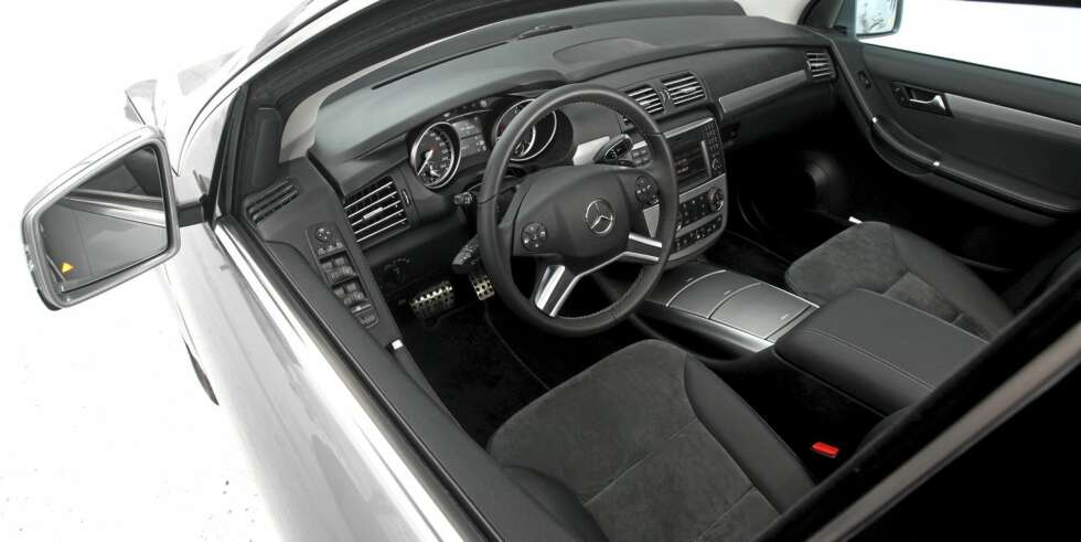 TYPISK: Har du sittet i en Mercedes før, vil du kjenne deg igjen i R-klasse. Kvalitetsfølelsen er av det tunge slaget. TYPISK: Har du sittet i en Mercedes før, vil du kjenne deg igjen i R-klasse. Kvalitetsfølelsen er av det tunge slaget.