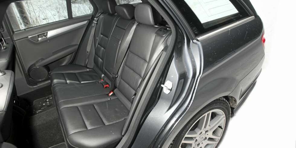 BRA PLASS: I forhold til utvendig størrelse har Mercedes C 250 CDI stv. godt med plass både i baksetet og bagasjerommet. BRA PLASS: I forhold til utvendig størrelse har Mercedes C 250 CDI stv. godt med plass både i baksetet og bagasjerommet.