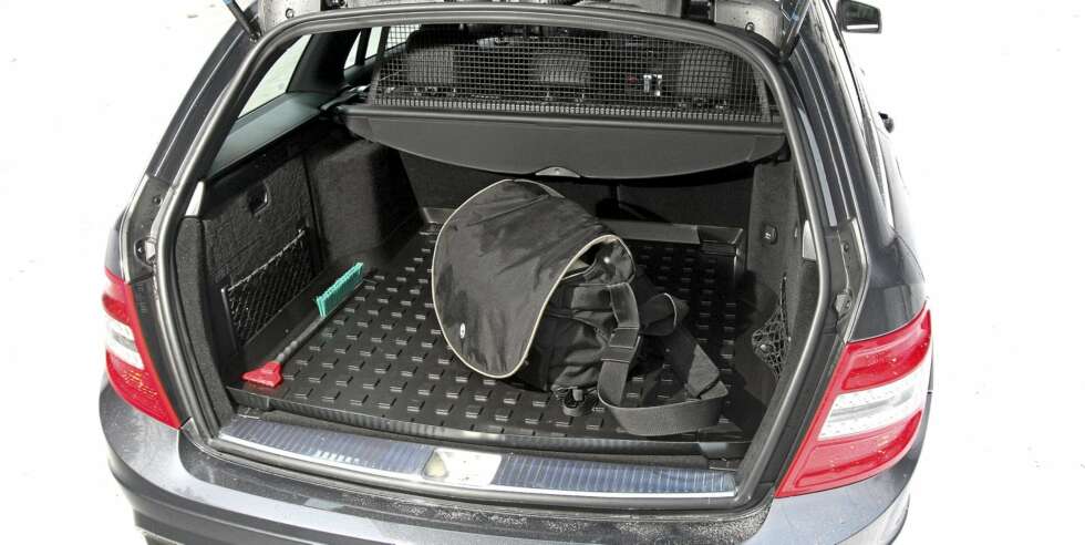 KANTER GIR ROM: Utvendig er Mercedes C-klasse mer kantete enn de nære konkurrentene BMW 3-serie og Audi A4. Det gir mer plass helt bakerst. KANTER GIR ROM: Utvendig er Mercedes C-klasse mer kantete enn de nære konkurrentene BMW 3-serie og Audi A4. Det gir mer plass helt bakerst.