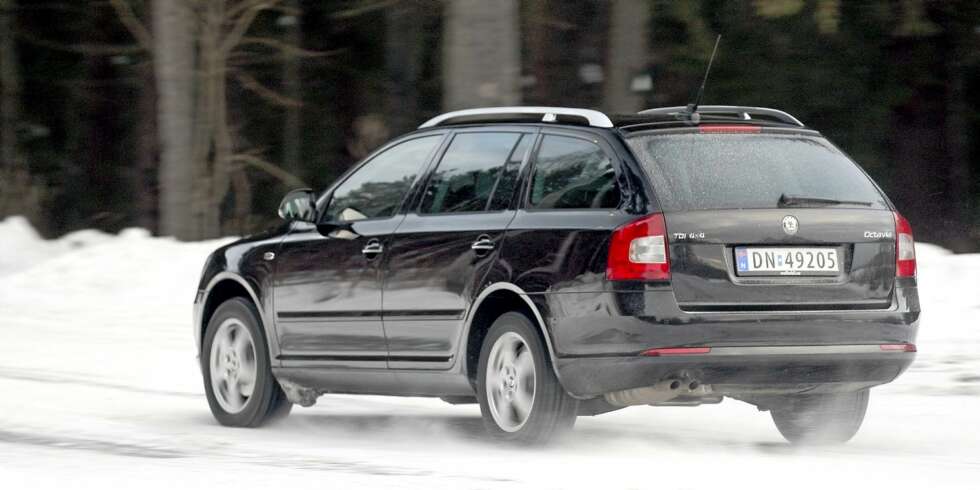 LITT HØYERE: Octavia med firehjulsdrift er 2,3 centimeter høyere enn den forhjulsdrevne, men rager ikke i terrenget av den grunn. LITT HØYERE: Octavia med firehjulsdrift er 2,3 centimeter høyere enn den forhjulsdrevne, men rager ikke i terrenget av den grunn.